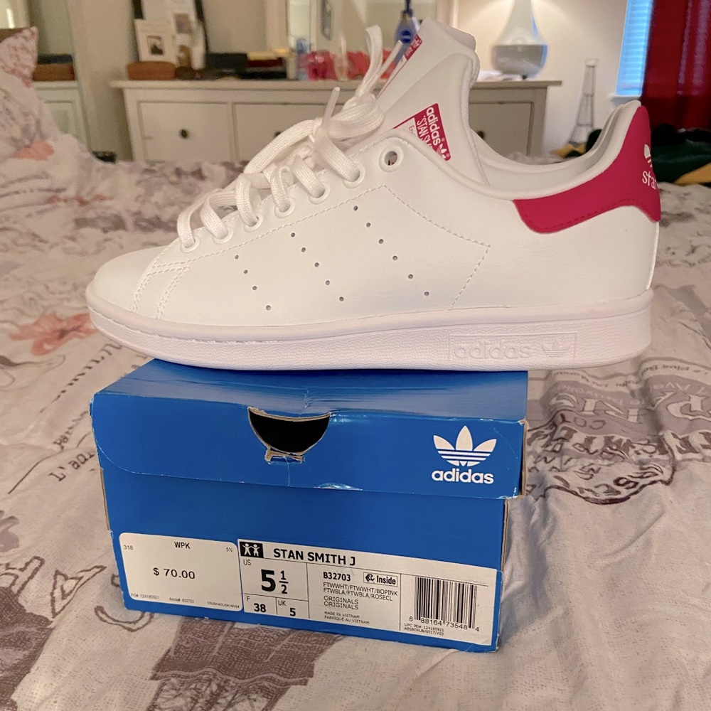 Adidas Stan Smith J NWB size: 5.5 Youth (Can fit Women’s 7/7.5)